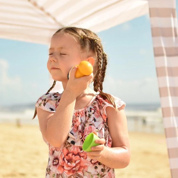 Børn på stranden med Solar Buddies solcreme applikator